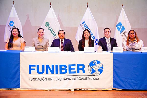 Entrega de títulos en Ecuador